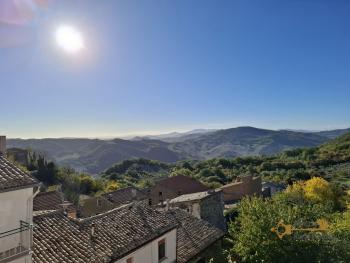 Large, three-bedroom town house in habitable conditions with stone cellar. Furci Img24