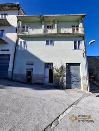 Five-bedroom, semi-detached town house with garage and cellar. Belmonte del Sannio. Img39