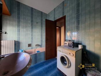 Five-bedroom, semi-detached town house with garage and cellar. Belmonte del Sannio. Img33