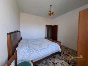 Five-bedroom, semi-detached town house with garage and cellar. Belmonte del Sannio. Img15