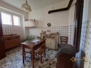 Five-bedroom, semi-detached town house with garage and cellar. Belmonte del Sannio. Img5