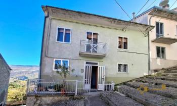 Five-bedroom, semi-detached town house with garage and cellar. Belmonte del Sannio. Img2