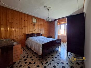 Two-bedroom town house with mountain view. Castiglione Messer Marino Img16