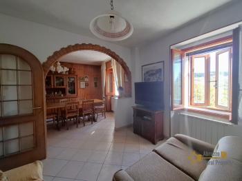 Two-bedroom town house with mountain view. Castiglione Messer Marino Img11