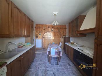 Two-bedroom town house with mountain view. Castiglione Messer Marino Img5