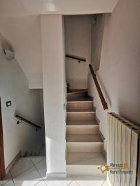 Pretty townhouse with spectacular panoramic roof terrace. Atessa, Abruzzo. Img11