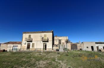 Detached country house with 2100 sqm of land and beautiful panoramic view, near the coast. Furci Img2