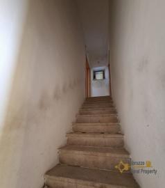 Detached country house with 2100 sqm of land and beautiful panoramic view, near the coast. Furci Img15