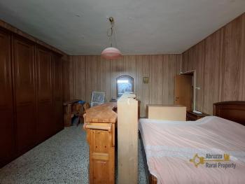 Detached country house with 2100 sqm of land and beautiful panoramic view, near the coast. Furci Img8