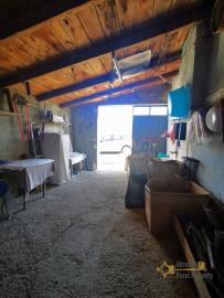 Three-bedroom country house with woodland, in a panoramic location. Fossalto Img25