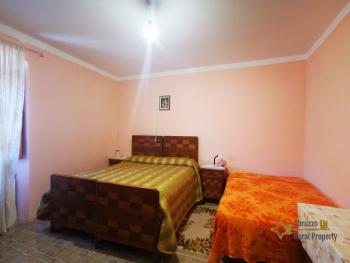 Three-bedroom country house with woodland, in a panoramic location. Fossalto Img23