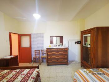 Three-bedroom country house with woodland, in a panoramic location. Fossalto Img21