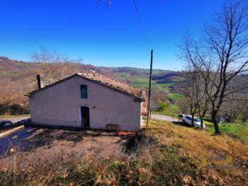 Three-bedroom country house with woodland, in a panoramic location. Fossalto Img4