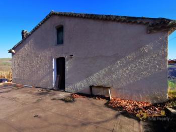 Three-bedroom country house with woodland, in a panoramic location. Fossalto Img27