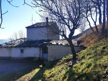 Three-bedroom country house with woodland, in a panoramic location. Fossalto Img35