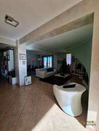 Beautiful 350 sqm villa, surrounded by a large garden and 3.340 sqm of land with fruit and olive trees, panoramic view. Trivento. Img5