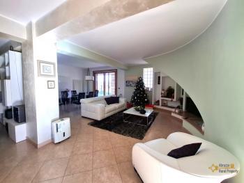 Beautiful 350 sqm villa, surrounded by a large garden and 3.340 sqm of land with fruit and olive trees, panoramic view. Trivento. Img2