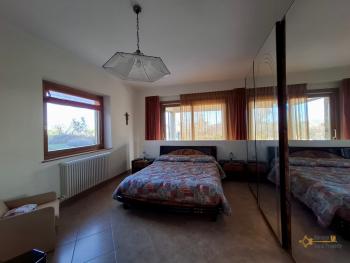 Beautiful 350 sqm villa, surrounded by a large garden and 3.340 sqm of land with fruit and olive trees, panoramic view. Trivento. Img19