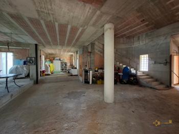 Beautiful 350 sqm villa, surrounded by a large garden and 3.340 sqm of land with fruit and olive trees, panoramic view. Trivento. Img36