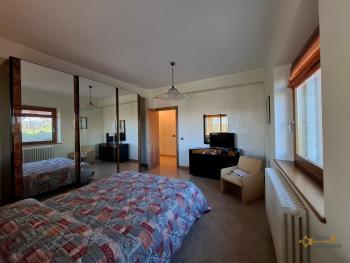 Beautiful 350 sqm villa, surrounded by a large garden and 3.340 sqm of land with fruit and olive trees, panoramic view. Trivento. Img21