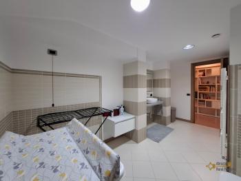 Beautiful 350 sqm villa, surrounded by a large garden and 3.340 sqm of land with fruit and olive trees, panoramic view. Trivento. Img28