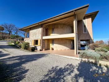 Beautiful 350 sqm villa, surrounded by a large garden and 3.340 sqm of land with fruit and olive trees, panoramic view. Trivento. Img42