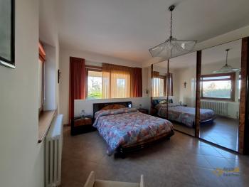 Beautiful 350 sqm villa, surrounded by a large garden and 3.340 sqm of land with fruit and olive trees, panoramic view. Trivento. Img20