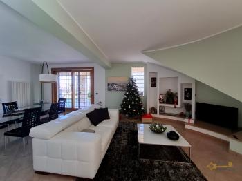 Beautiful 350 sqm villa, surrounded by a large garden and 3.340 sqm of land with fruit and olive trees, panoramic view. Trivento. Img8