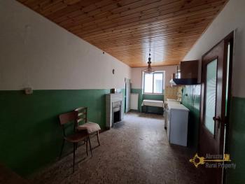 Charming character town house with vaulted ceilings and original features. San Giovanni Lipioni