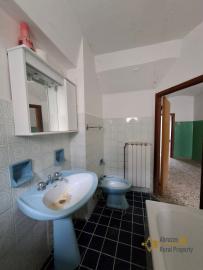 Charming character town house with vaulted ceilings and original features. San Giovanni Lipioni Img27