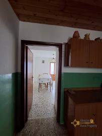 Charming character town house with vaulted ceilings and original features. San Giovanni Lipioni Img7