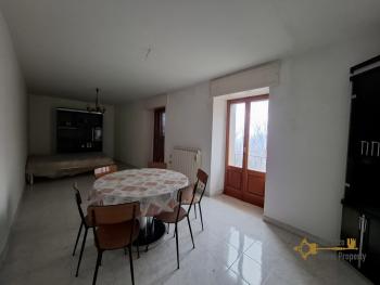 Charming character town house with vaulted ceilings and original features. San Giovanni Lipioni Img12