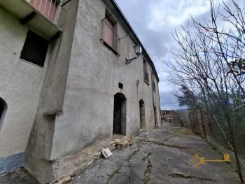 Charming character town house with vaulted ceilings and original features. San Giovanni Lipioni Img28