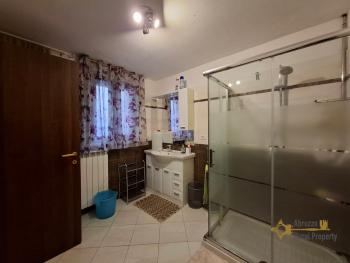 Four-bedroom completely restored town house with terrace, large garage and stone cellars. Palmoli. Img28