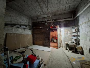 Four-bedroom completely restored town house with terrace, large garage and stone cellars. Palmoli. Img36