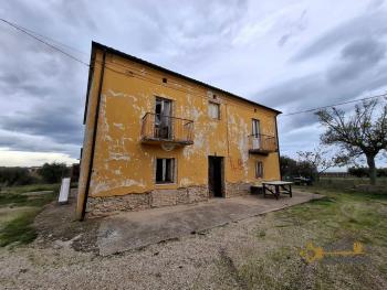 Large, panoramic country house with 13.400 sqm of land between Sea and Mountains. Arielli
