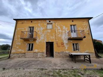 Large, panoramic country house with 13.400 sqm of land between Sea and Mountains. Arielli Img31