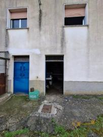 Nice country house in need of restoration, land with olive grove and fruit trees. Trivento Img18