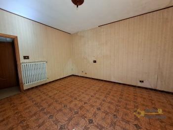 Traditional, two-bedroom town house on a quaint, cobblestone street in a charmig village. Fossalto Img14