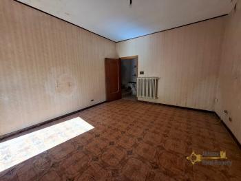 Traditional, two-bedroom town house on a quaint, cobblestone street in a charmig village. Fossalto Img15