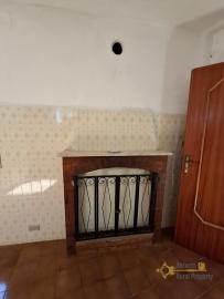 Traditional, two-bedroom town house on a quaint, cobblestone street in a charmig village. Fossalto Img4