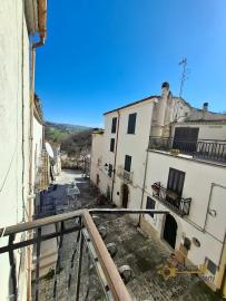 Traditional, two-bedroom town house on a quaint, cobblestone street in a charmig village. Fossalto Img13