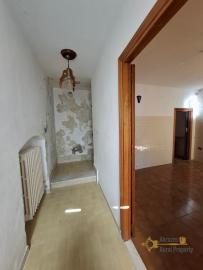 Traditional, two-bedroom town house on a quaint, cobblestone street in a charmig village. Fossalto Img7