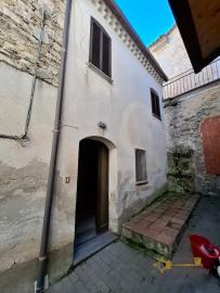 Large, five-bedroom traditional stone house with character, vaulted ceilings and two cellars. Fossalto Img2