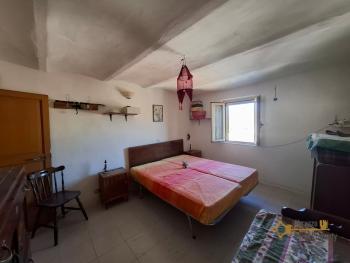 Large, five-bedroom traditional stone house with character, vaulted ceilings and two cellars. Fossalto Img33