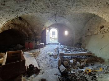 Large, five-bedroom traditional stone house with character, vaulted ceilings and two cellars. Fossalto Img41