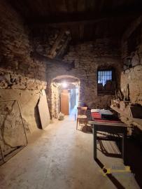 Large, five-bedroom traditional stone house with character, vaulted ceilings and two cellars. Fossalto Img39