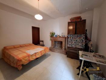 Large, five-bedroom traditional stone house with character, vaulted ceilings and two cellars. Fossalto Img14