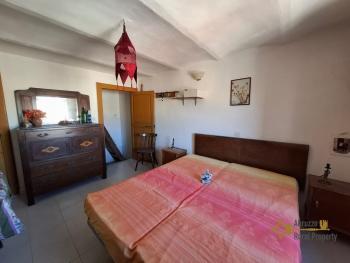 Large, five-bedroom traditional stone house with character, vaulted ceilings and two cellars. Fossalto Img34