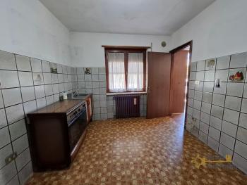 Large, four-bedroom town house with garden and cellar. 30 minutes from ski slopes. Pescolanciano Img5